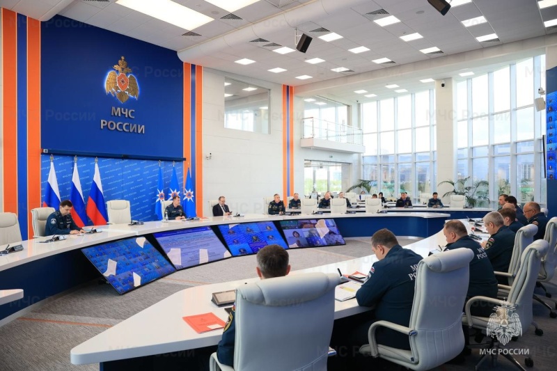 Еженедельное селекторное совещание под руководством заместителя Министра Вячеслава Бутко состоялось в МЧС России 23 июня