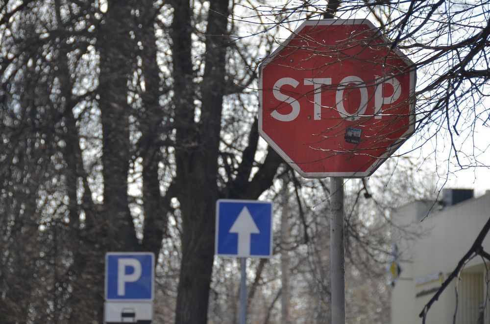 В туле на месяц. Дорожный знак на улице Тулы. Дорожные знаки на Демидовской плотине Тула. Тула дорожные знаки на оборонной. Знак 10-15-20 на улице.