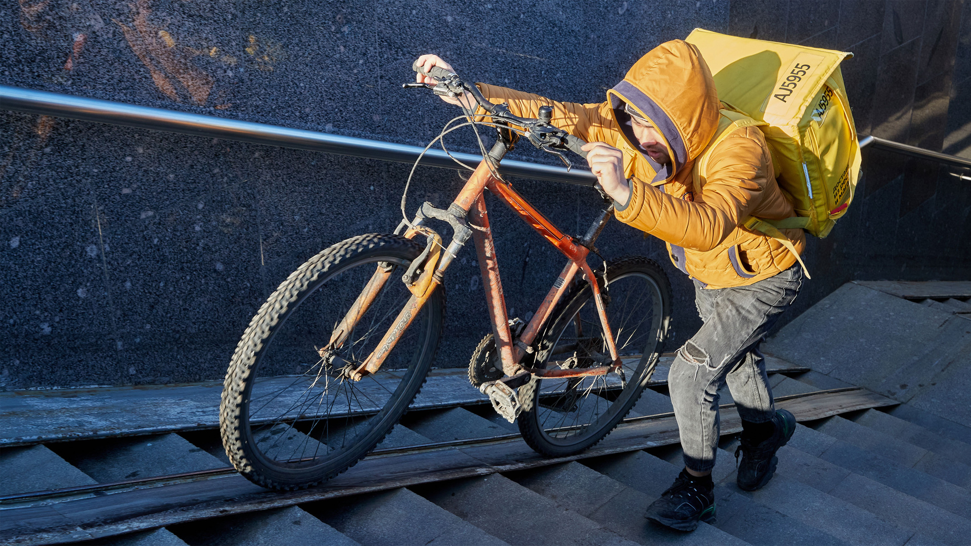 SuperJob: зарплата курьеров в Москве на 14% выше, чем у людей с дипломом вуза