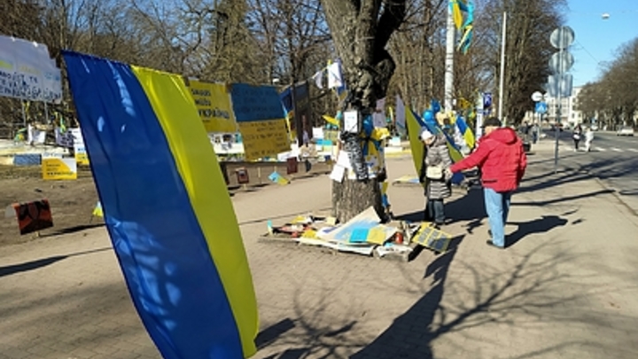 Беженка с Украины залезла с ногами на памятный камень в Польше