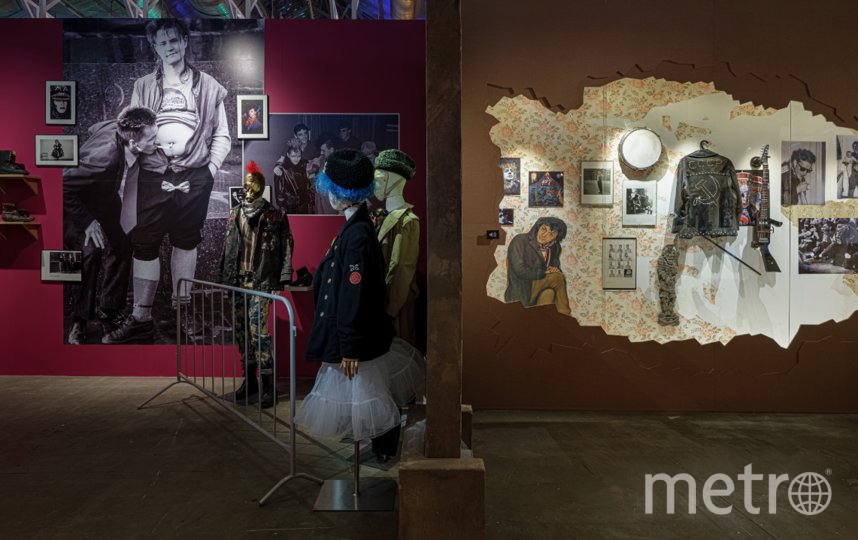 Выставка существует одновременно в двух пространствах – историческом и мифологическом.