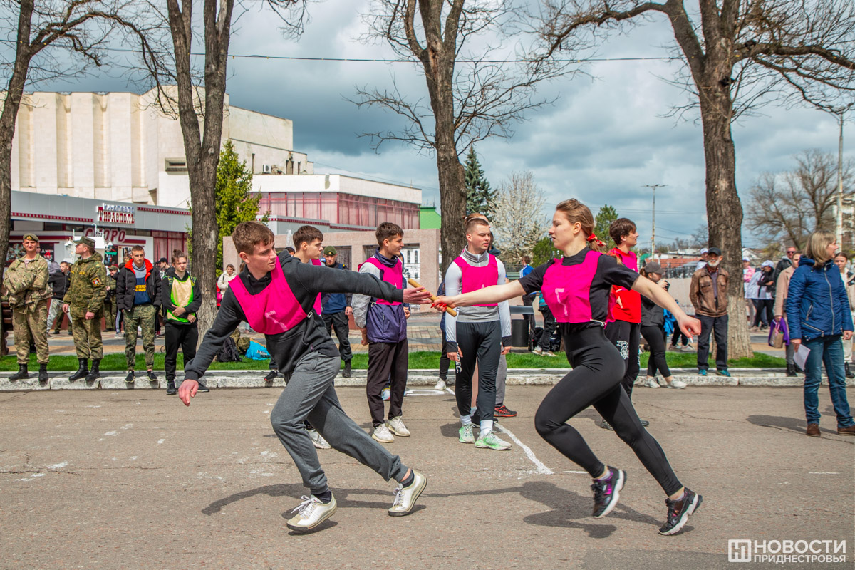 Подростки подъем гири эстафета