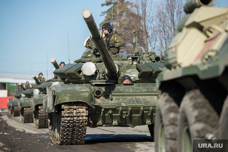Первая репетиция юбилейного Парада Победы в Екатеринбурге на 2-ой Новосибирской, военная техника, т-72, тяжелое вооружение, танк, сбойка