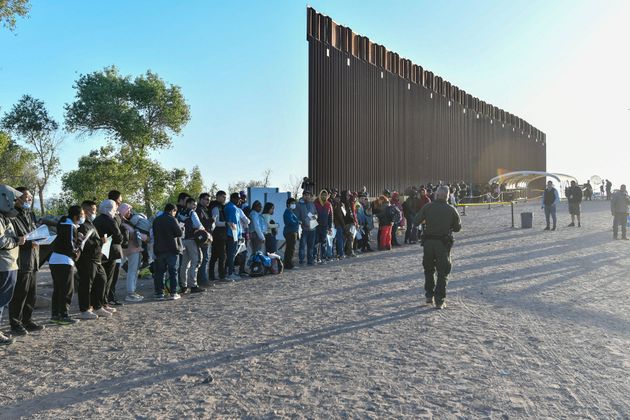 Мигранты собираются пересечь границу в индейской резервации Кокопа до того, как действие Раздела 42 истечет