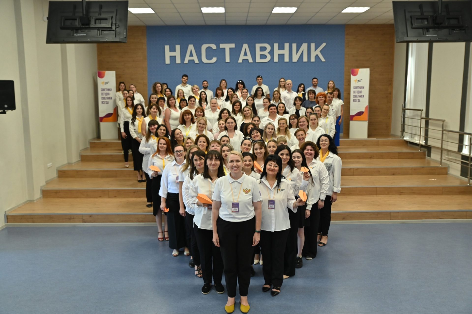 Навигаторы детства 1 сентября. Навигаторы детства поло. Жилетка навигаторы детства. Навигаторы детства Каспийск.