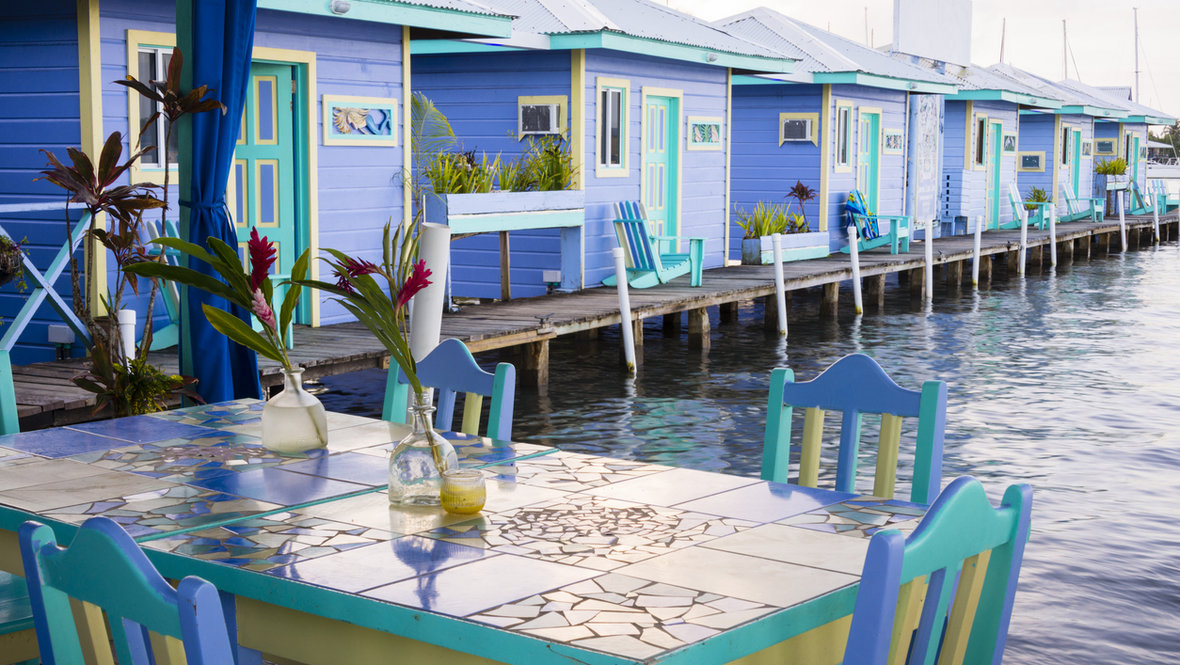 Красочные бунгало на берегу