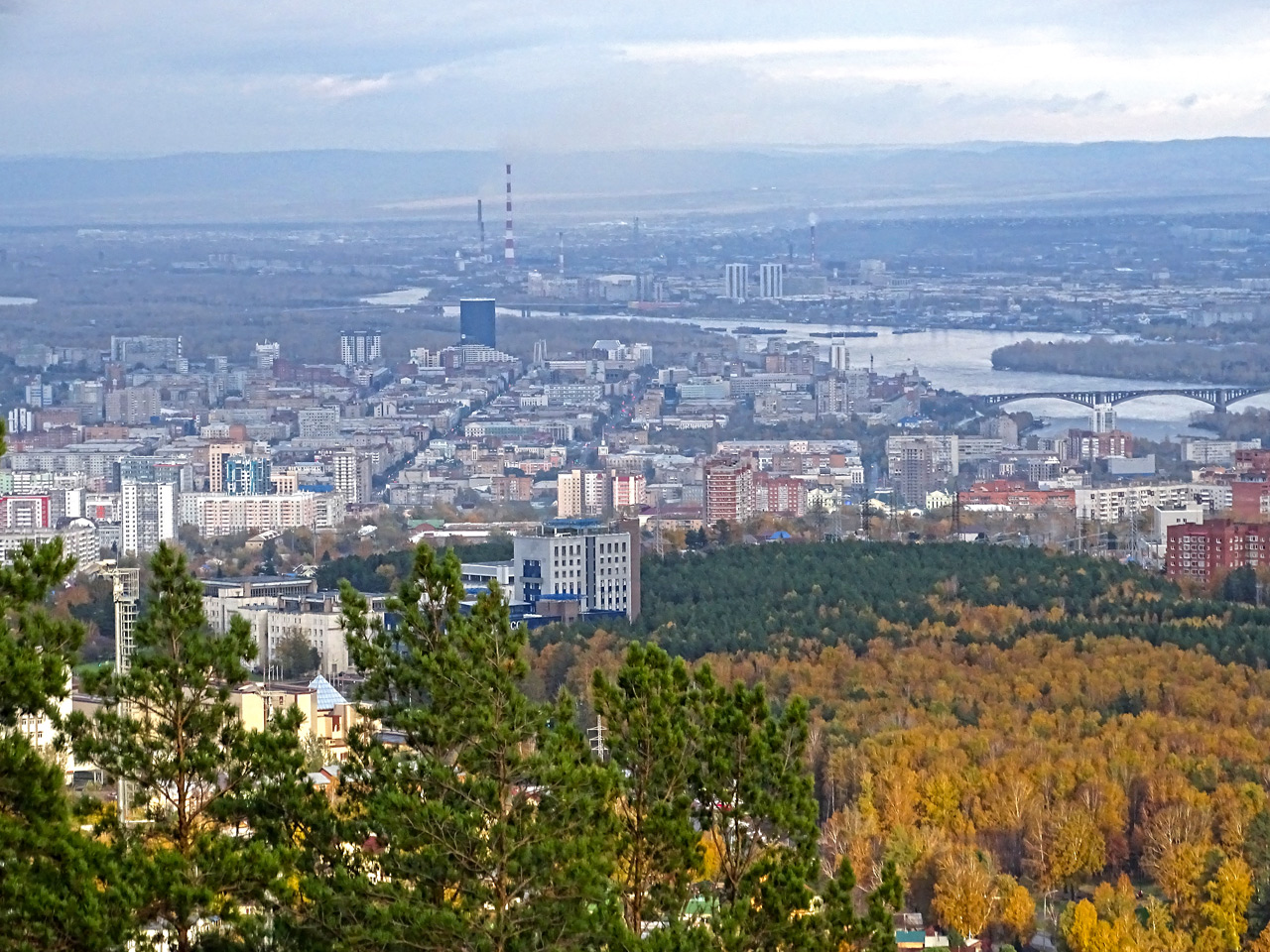 Вид на центр Красноярска с Николаевской сопки - осень
