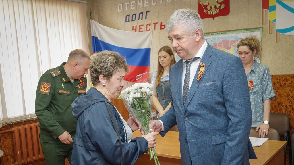 Семьям погибших брянских героев передали их ордена Мужества