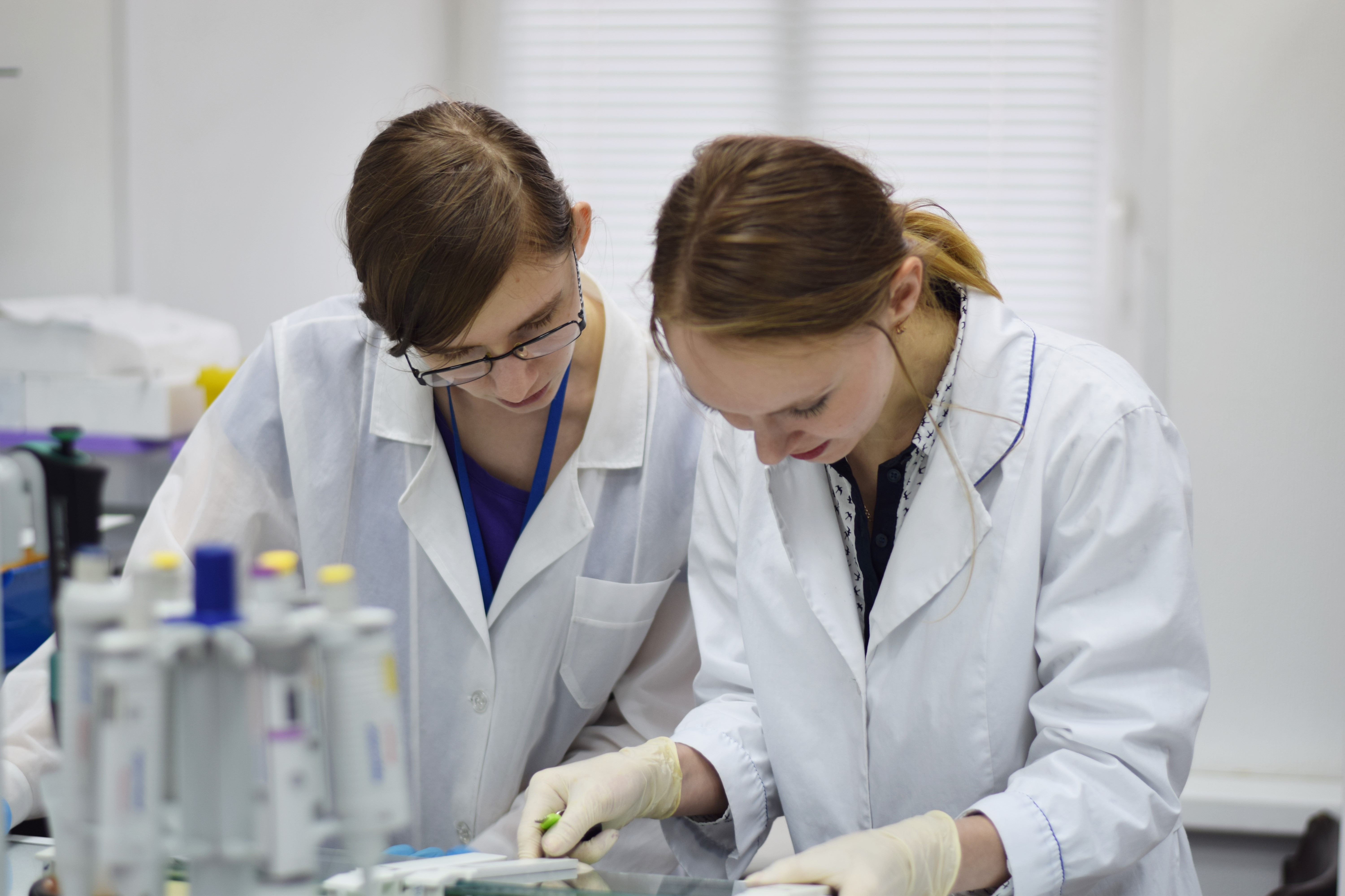 Микробиологическая лаборатория. Сотрудники лаборатории. Лаборант в химической лаборатории. Персонал лаборатории. Сотрудники лаборатории фото.