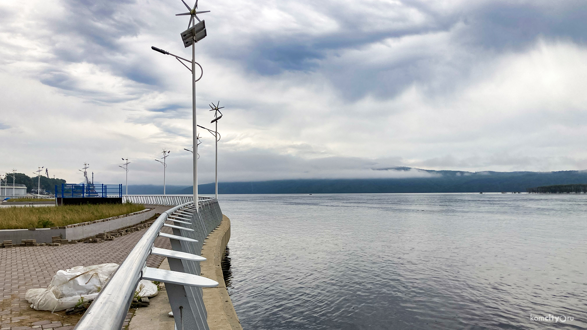 Прогнозы на сегодня комсомольск на амуре. Набережная Комсомольска на Амуре. Наводнение Амур Хабаровск 2013 набережная. Река Амур Комсомольск на Амуре. Наводнение в Комсомольске на Амуре 2020.