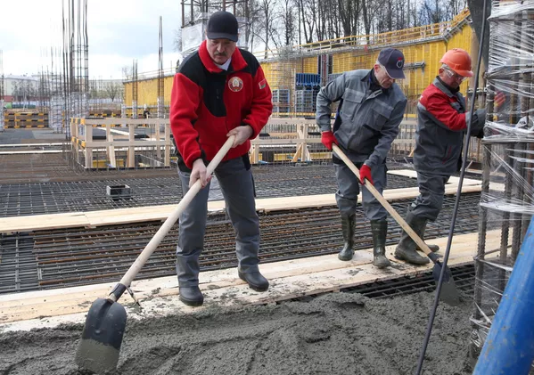 Александр Лукашенко на субботнике во время реконструкции стадиона "Динамо", апрель 2016 года. - Sputnik Беларусь