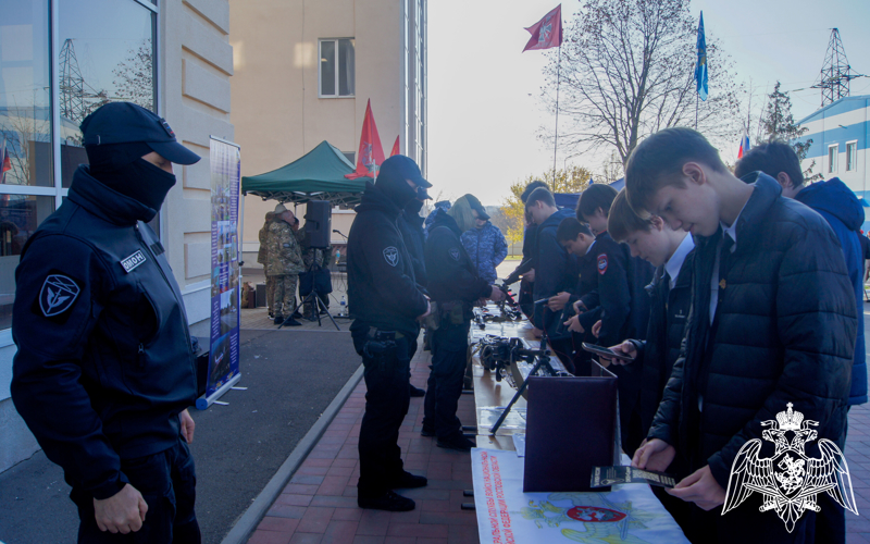 В Ростове-на-Дону Росгвардия представила экспозицию, приуроченную ко Всероссийскому дню призывника