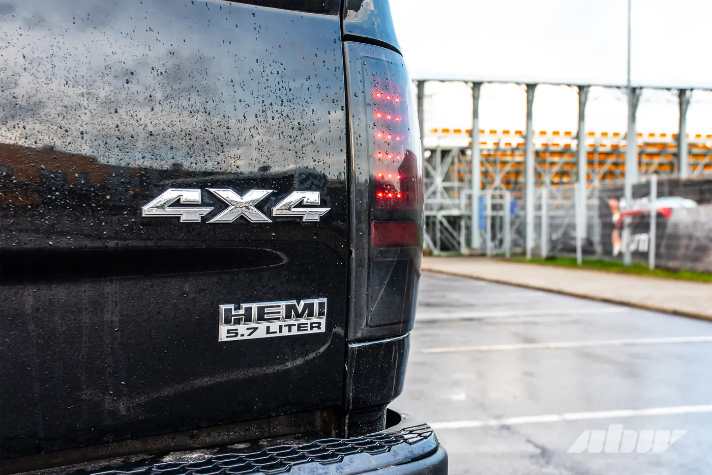 Очень крутой рейнджер: возвышаемся над потоком на Dodge Ram V8