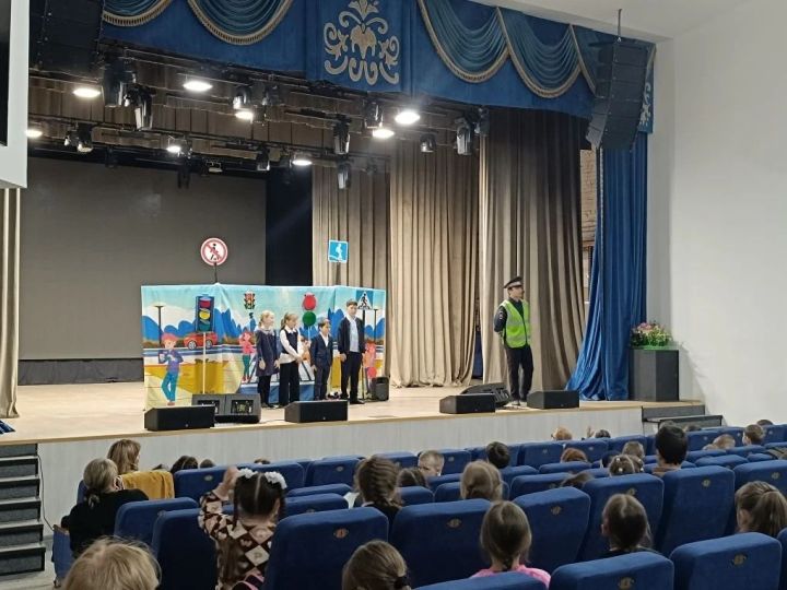 В Мензелинске школьникам показали спектакль по безопасности дорожного движения