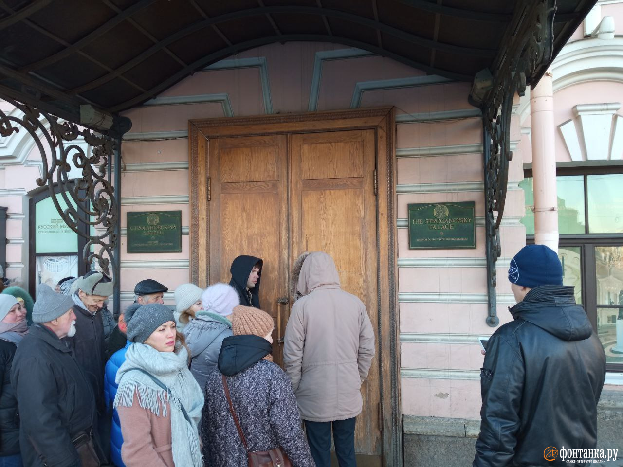 гости и жители петербурга. фото невского январь 2023. гости и жители петербурга. петербургская молодежь в пальто. длинная очередь.