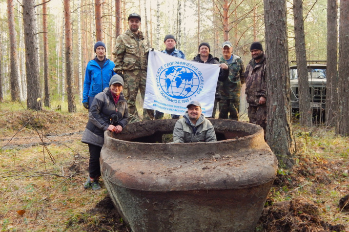 Участники операции по вывозу танковой башни из леса