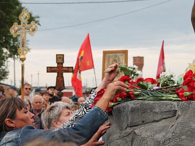 В посёлке Чик Коченёвского района торжественно открыли памятник героям СВО, фото 1