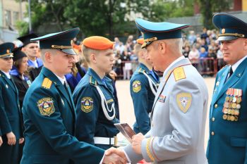 В Екатеринбурге состоялась торжественная церемония 88-го выпуска молодых специалистов Уральского института ГПС МЧС России