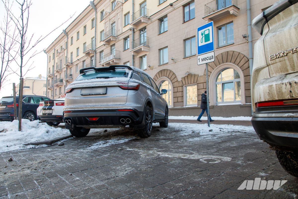 Таксисты занимают все зарядки? Что происходит на электрозаправках днем