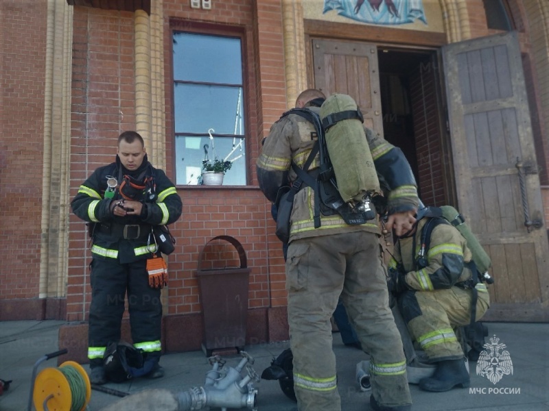 Учебный пожар ликвидировали в Свято-Троицком храме в городе Осинники