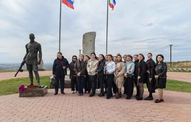 Сотрудники Управления Минюста России по Республике Хакасия посетили Мемориальный комплекс на горе Самохвал, посвященный памяти погибших при защите Отечества
