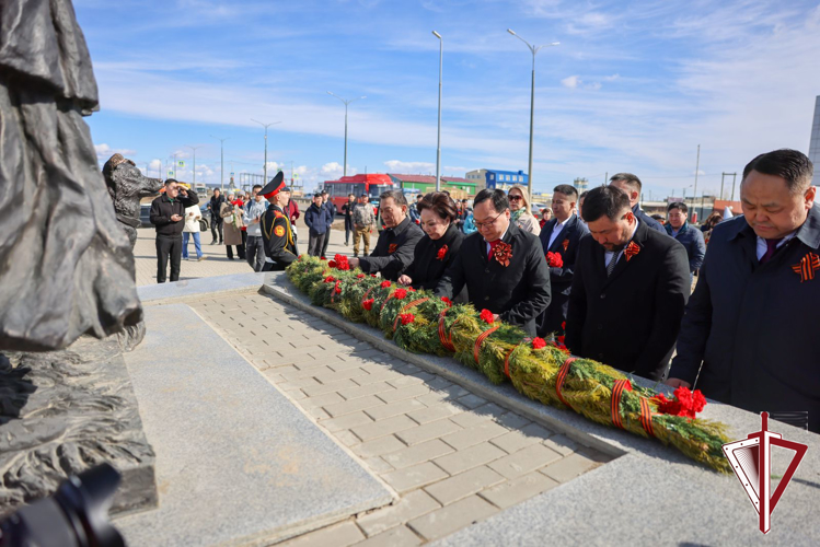 В память о воинах-якутянах возложили цветы в парке Победы в Якутске