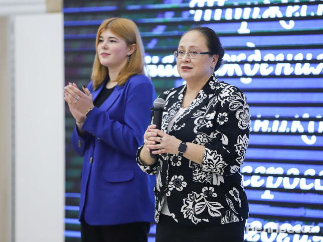 Елена Тишина (справа)