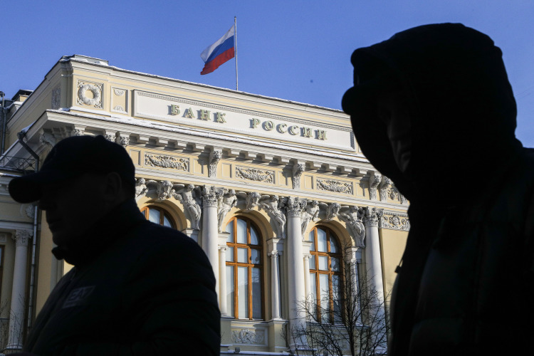 «По данным ЦБ, у граждан Российской Федерации имеется запас иностранной валюты на сумму, эквивалентную 90 миллиардам долларов. И это только то, что видно, то есть хранится на банковских счетах. Сколько у наших граждан находится „под матрасами“, мы не знаем»