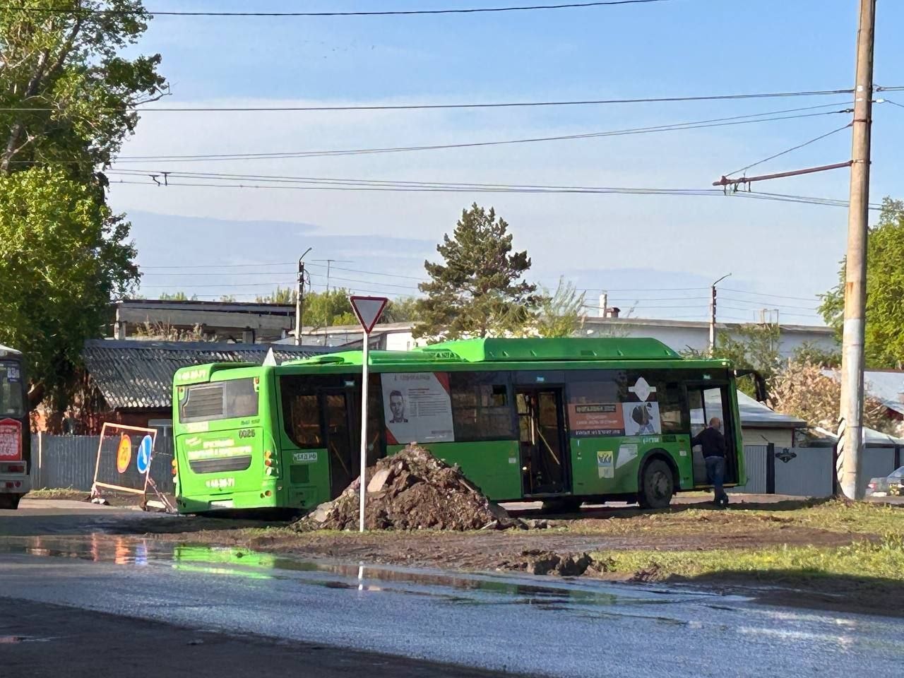 Муниципальный автобус застрял в Южном. Фото: «Южный нам нужен»