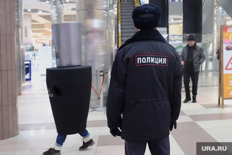 Охрана общественного порядка при проведении митинга. Нарушитель в торговом центре. Полиция самара. Полицейский россии. Полиция штрафует.