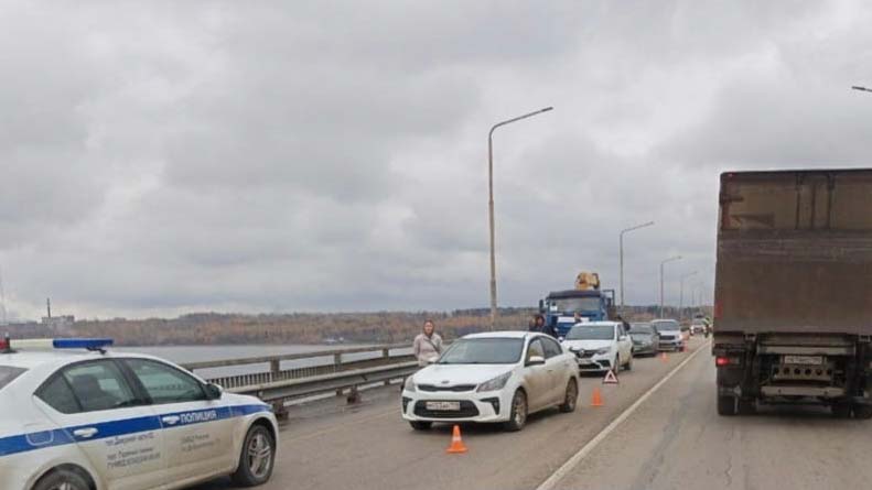 Коммунальный мост. Чусовской мост пермь новости сегодня. Пробка на чусовском мосту пермь сейчас. Автомобильный мост пробка. Чусовской мост пермь пробки.