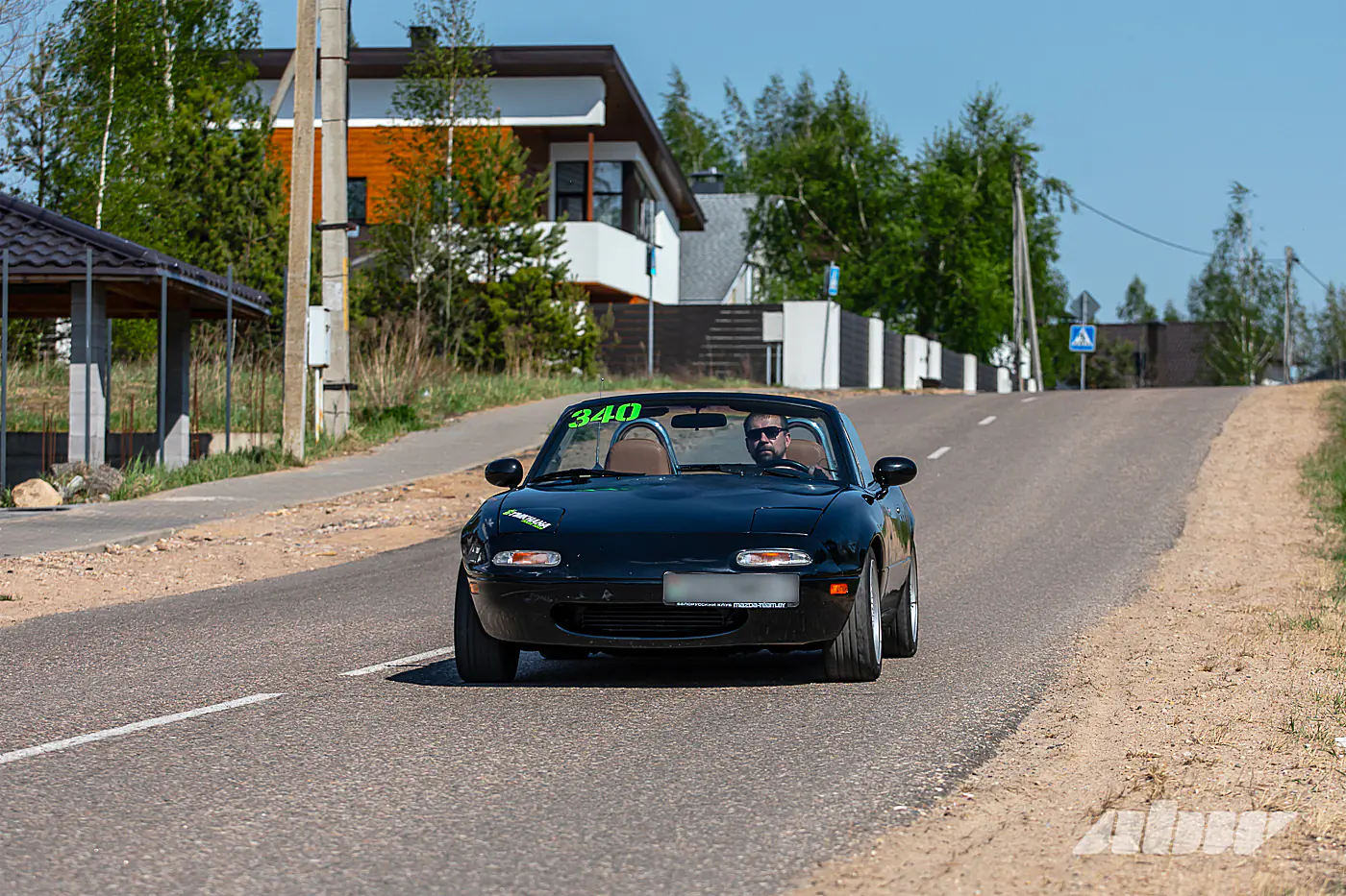 Была бита, дважды горела, но побеждает в гонках: история редкой Mazda Miata из США