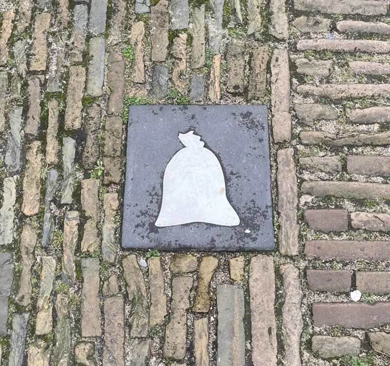 17. В Делфте, Нидерланды, на улицах есть плитки в форме мусорных мешков. Здесь можно оставить мусор и его заберут