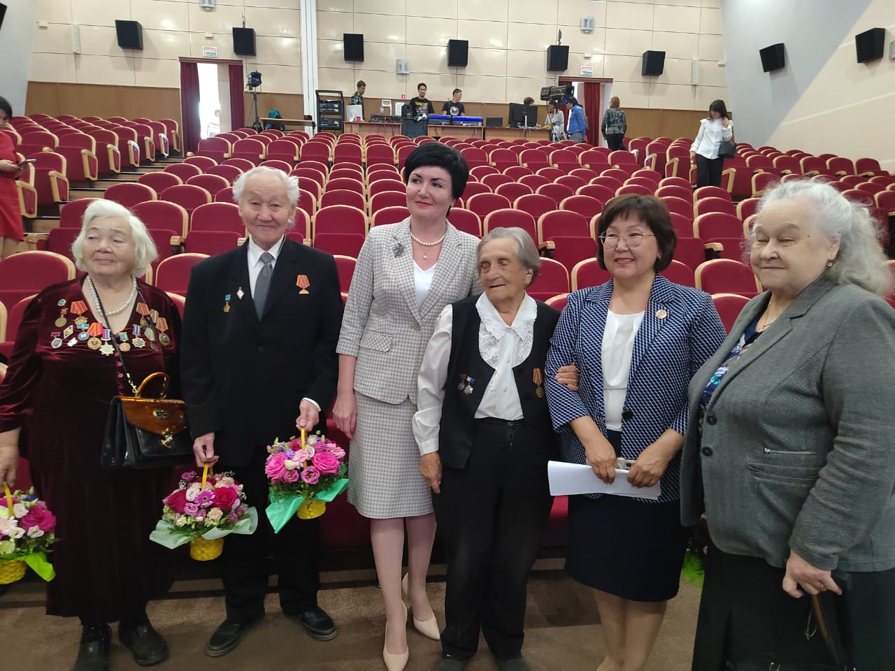 Ирина Любимова побеседовала с ветеранами педагогического труда Мирнинского района 