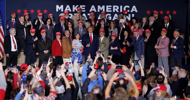 Бывший президент США Дональд Трамп (в центре) на встрече со сторонниками в рамках предвыборной кампании