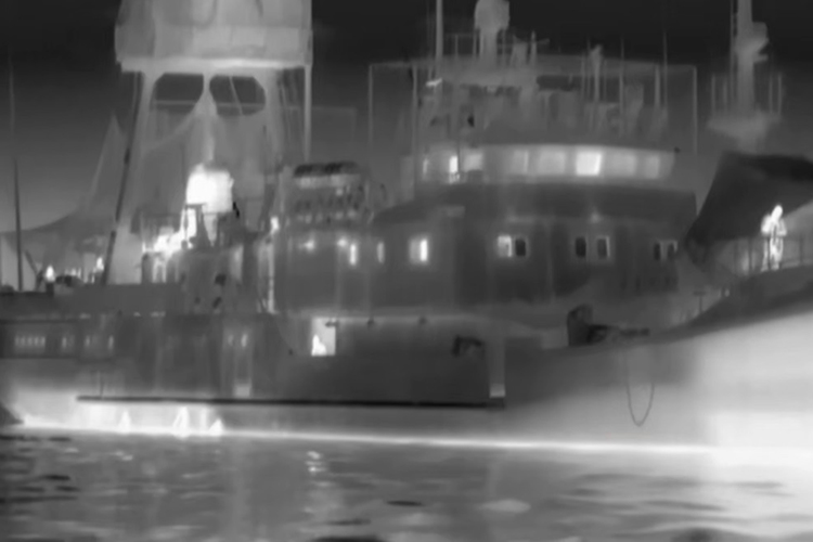 «Видеокадр, снятый разведывательно-ударным БПЛА «Орион», на котором запечатлен момент поражения среднего разведывательного корабля «Симферополь» ВМСУ ударом российского БЭК в устье реки Дунай»