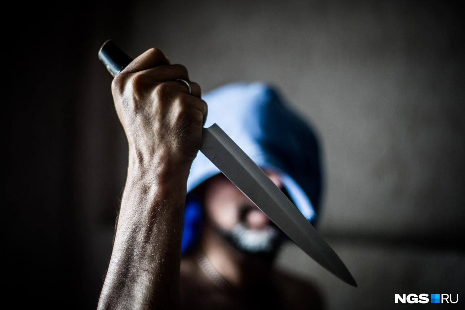 Бросается с ножом. Бросается с ножом. Молодые ножи. Ножи. Нож.