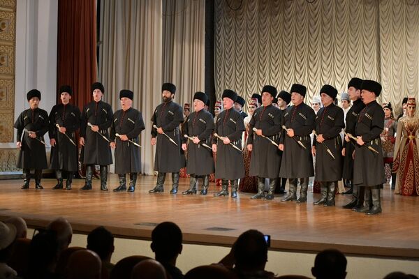 На сцене Абхазской государственной филармонии им. Раждена Гумба проходит концерт Государственного ансамбля Южной Осетии Симд имени Бориса Галаева - Sputnik Абхазия