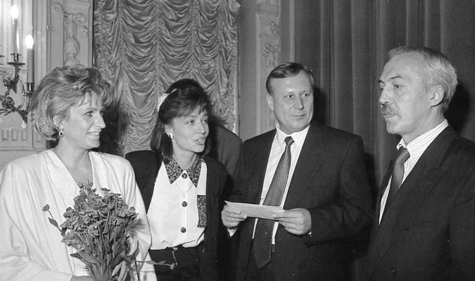 Фото 1993 года, вручение премии книжного салона Бордо. Справа налево: Андрей Битов, Олег Стрижак, Ника и Юлия Стрижак. Все фото из личного архива Евгения Лукина.