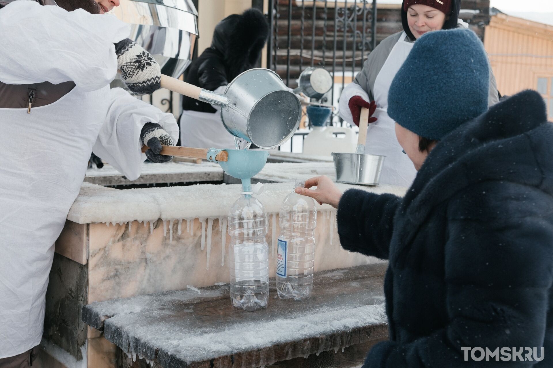 Раздача крещенской воды. Крещенская вода в храме. Крещенская вода в Томске. Время начала раздачи крещенской воды в Дубровской церкви.