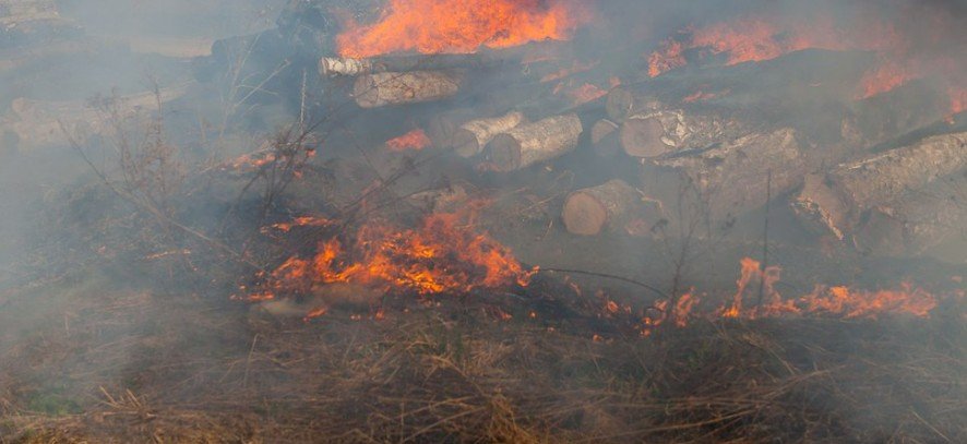 В Темрюке пожар уничтожил три железнодорожные цистерны с мазутом