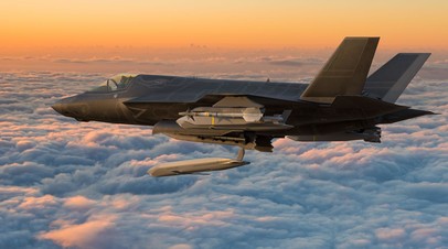 Истребитель F-35 Lightning II запускает AGM-158 JASSM