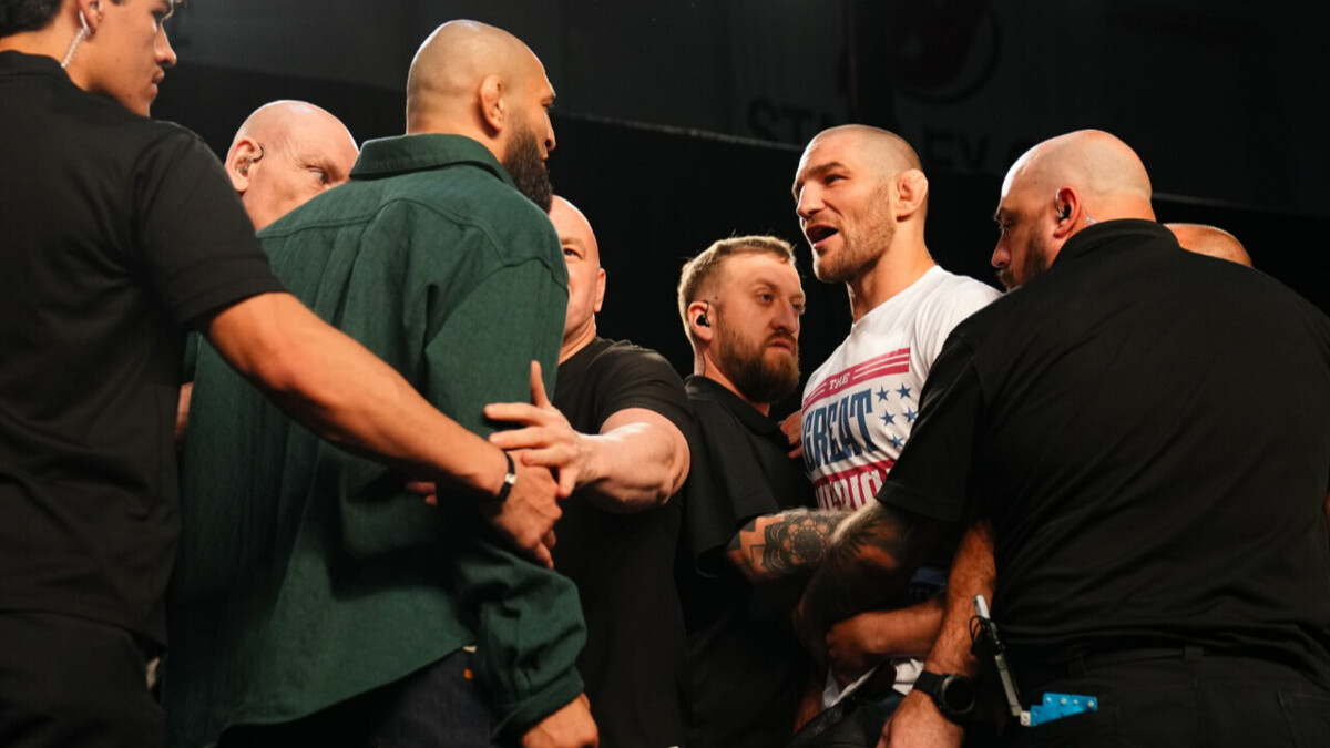 Чимаев и Стриклэнд устроили потасовку на битве взглядов перед турнирном UFC 328