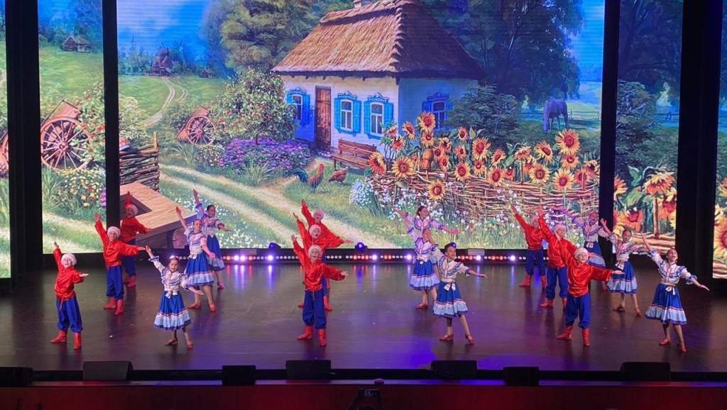 Курский театр танца «ВИП-поколение» выступил на фестивале народного танца «Славянский венок».