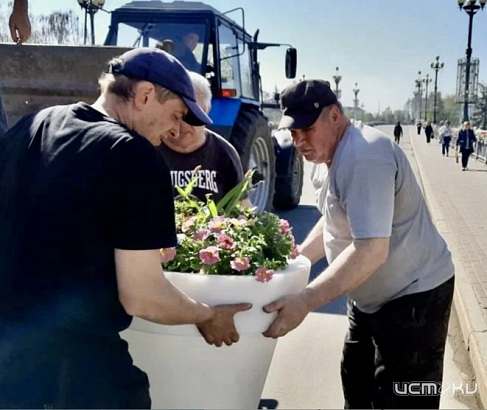 В Орле на Ленинском мосту установили первые вазоны
