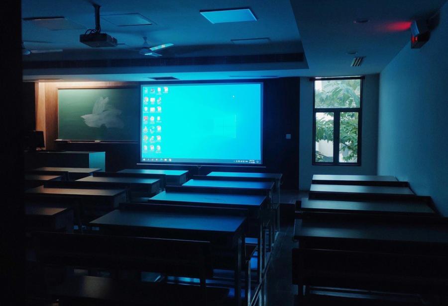 В школе № 340 на улице Ольги Берггольц открылся кабинет физики «ЗОНА Фи» | ФОТО Ahmed Siddiqui on Unsplash