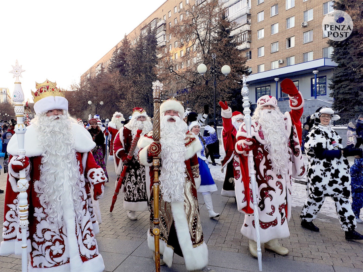 Новый год в пензе. Новогодняя Пенза. Новый год праздник в Пензе. Поезд Деда Мороза Пенза. Шествие дедов Морозов в Пензе 2020.