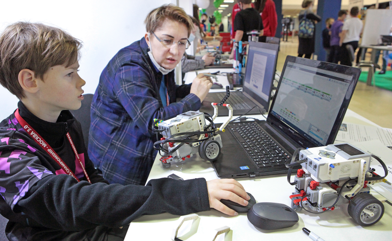 ученики на олимпиаде. ниц робототехники мо. региональный этап по робототехнике 2023 южно-сахалинск. командные игры на выявление творческих способностей. мош робототехника 2024.