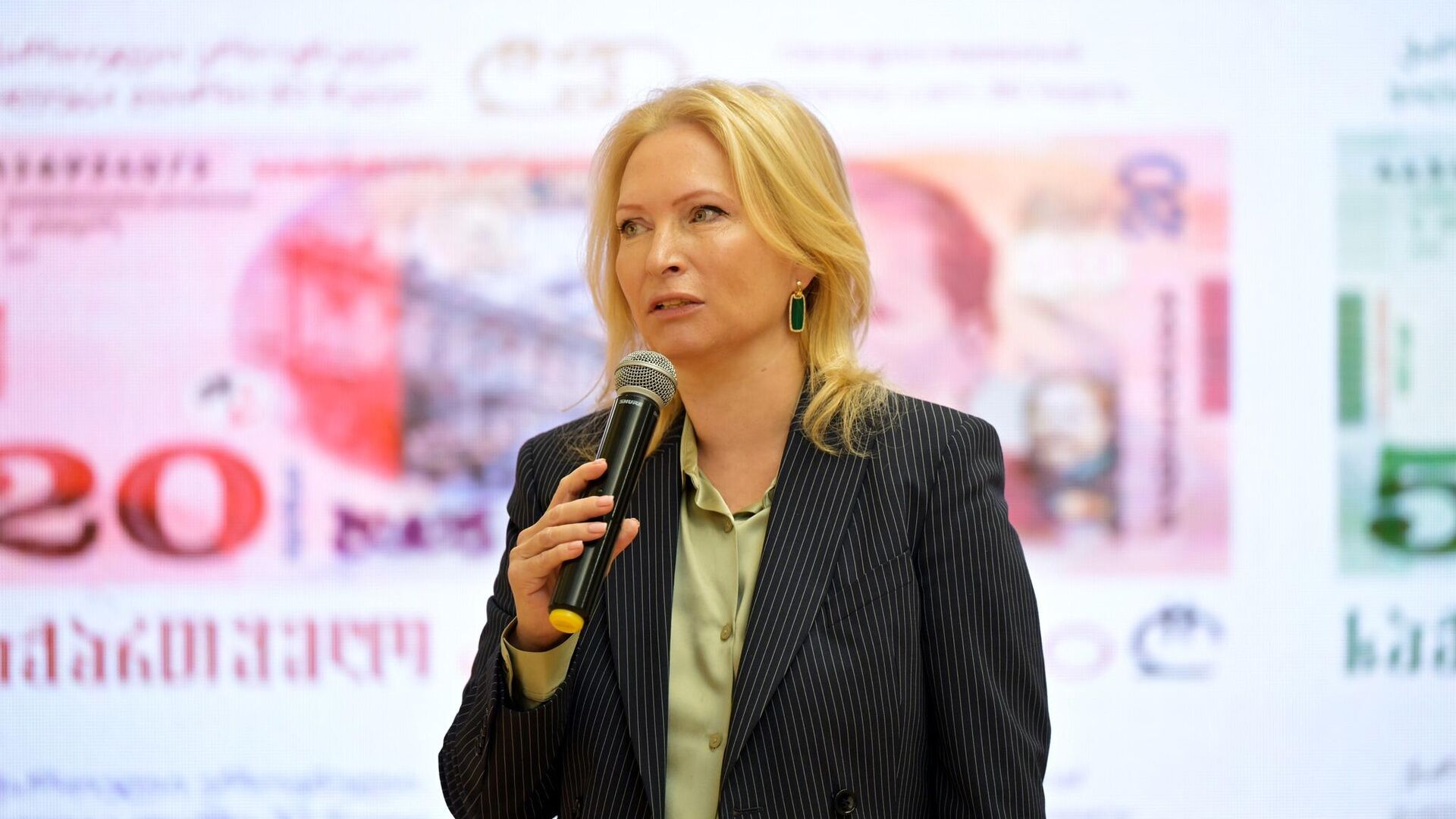 Президент Национального банка Натия Турнава на презентации юбилейной почтовой марки, выпущенной в связи с 30-летием лари - Sputnik Грузия, 1920, 06.05.2026