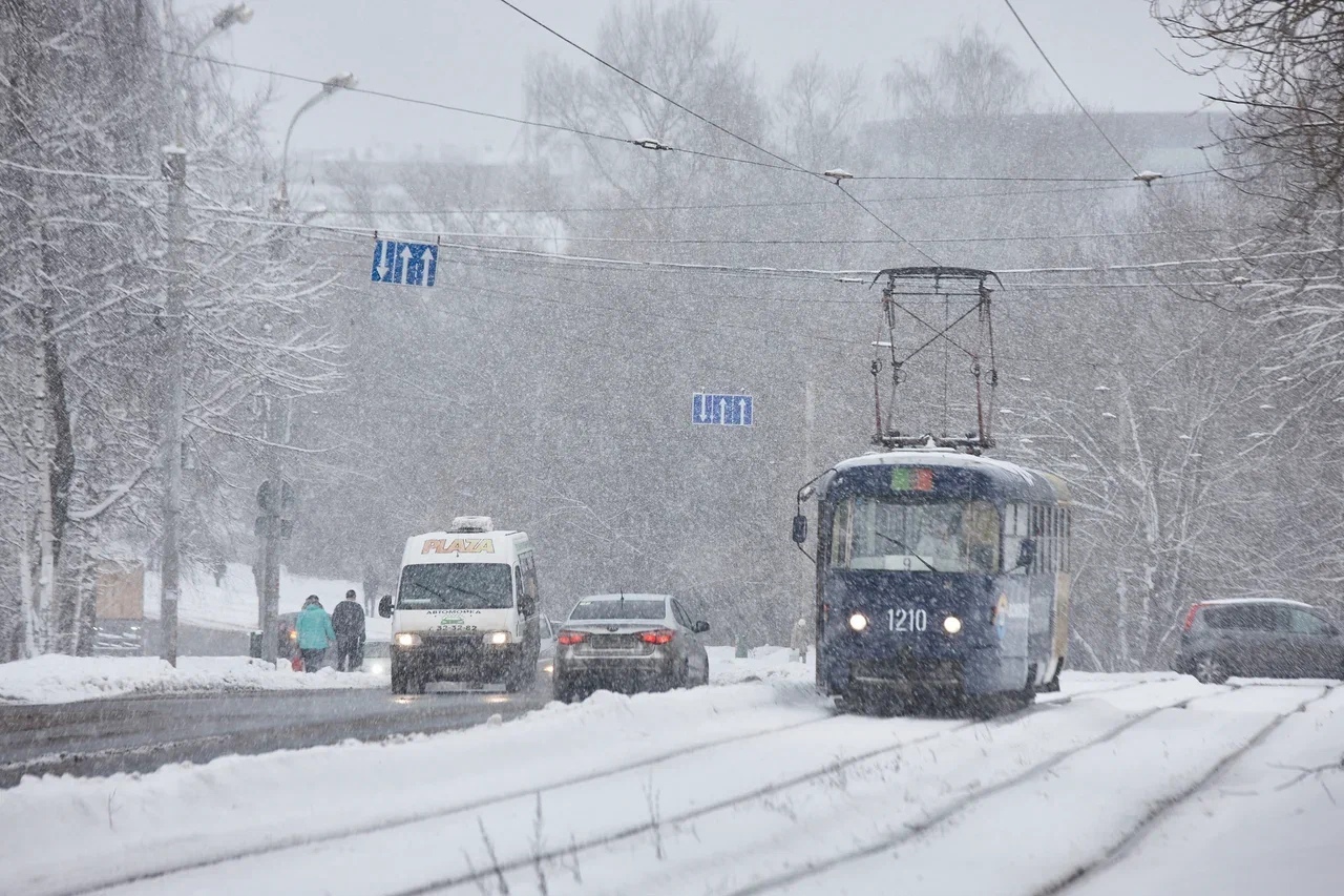 Погода в ижевске день. Погода в Ижевске. Потепление Ижевск. Снег выпал трамваи не ходят. Погода в Ижевске сегодня.